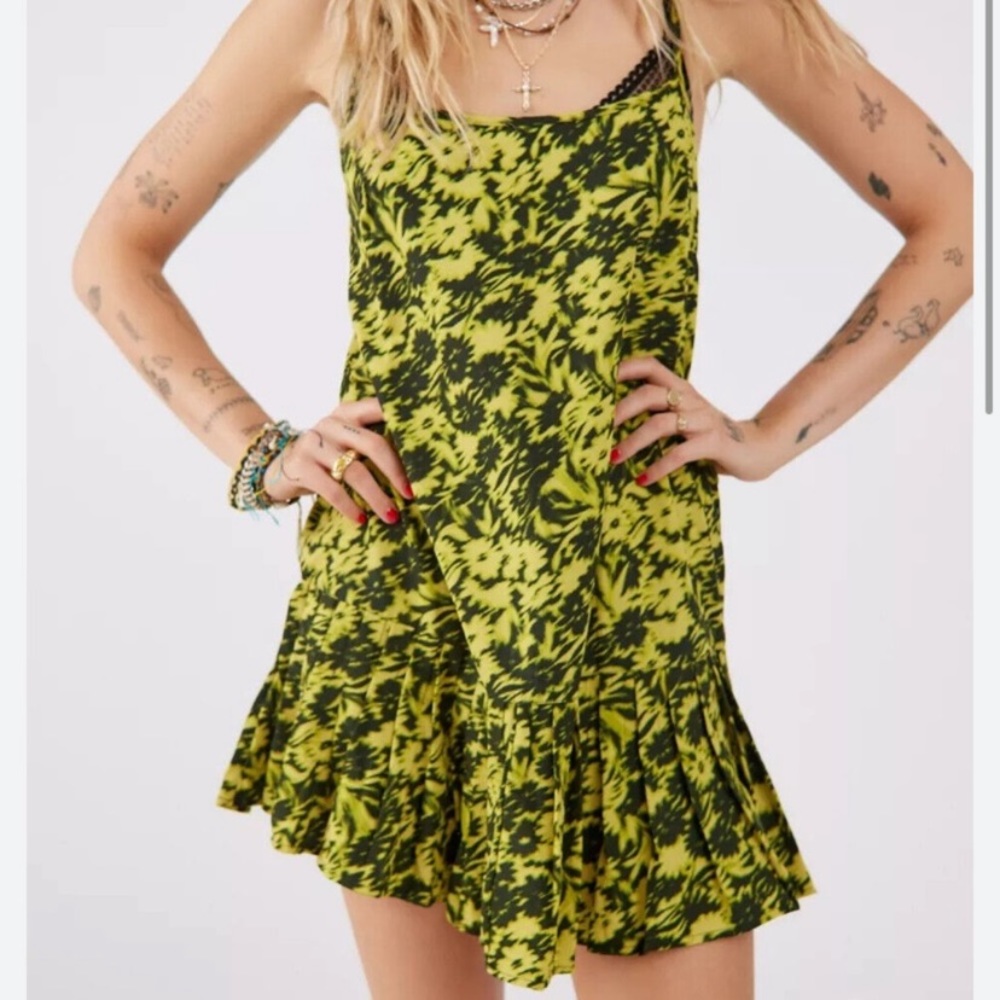 BETSEY JOHNSON x UO COLLAB VINTAGE FLORAL SKATER  MINI DRESS